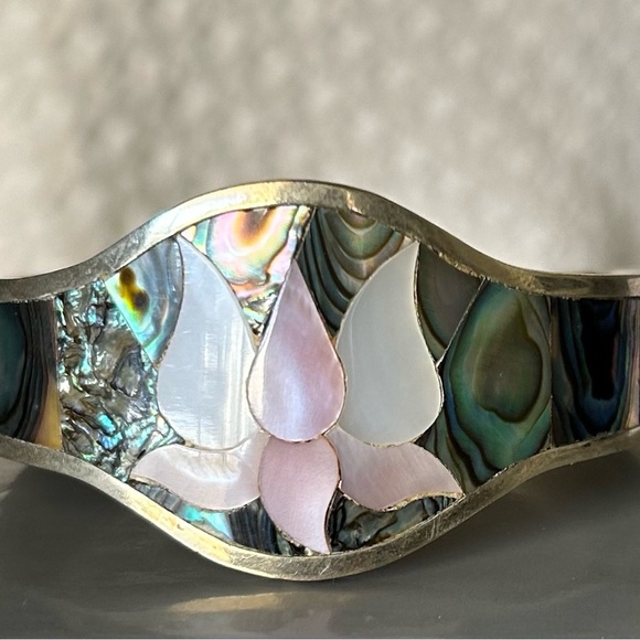 Vintage Mother-of-Pearl Flower Inlaid with Abalone on Cuff Bracelet - Picture 2 of 5